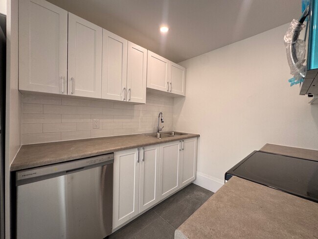Photo - Freshly Renovated 1 Bedroom 1 Bathroom Apa... Unit 12