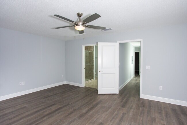 Photo - Great location! One block from DeVillier's Square and walking distance to Palafox.