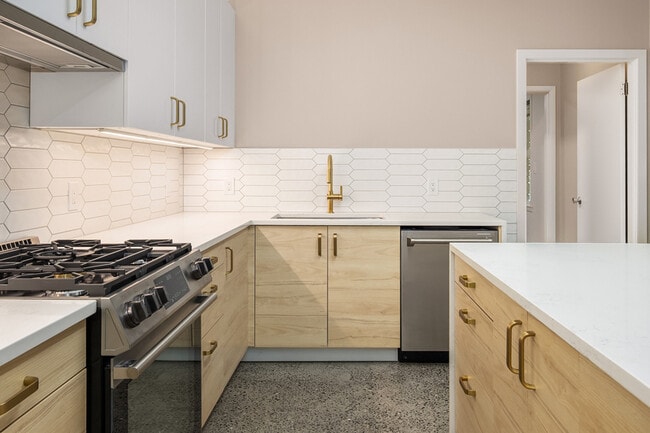 Photo - 2562 Dexter Ave N