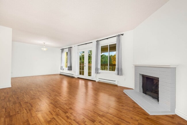 Building Photo - Limited Time Offer! Spacious 2Bd/2Bath Condo located in The Ridge Community in Bellevue