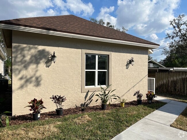 Building Photo - Precious 1 bed/1 bath home