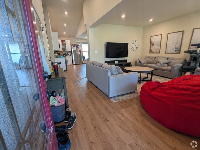 Building Photo - 225 W Pastorius St Rental