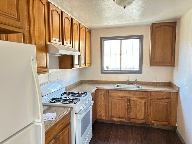 Building Photo - 3 Bedrooms 1 Bathroom House In a Quiet A...