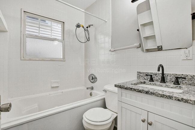 Photo - 913 Denmark St