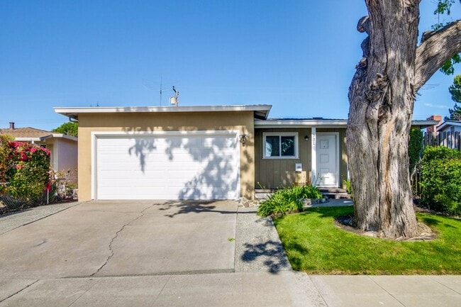 Building Photo - Excellent 4 bed 2.5 Bath Single Family Home!