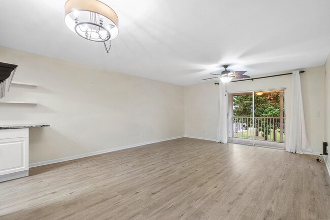 Photo - 18081 SE Country Club Dr Unidad 32-318