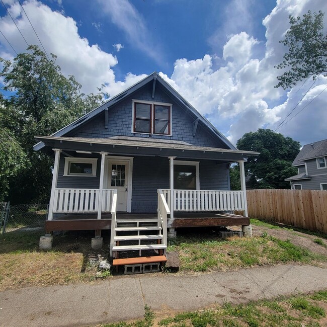Building Photo - North Gonzaga area 3 bed house