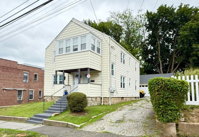 Building Photo - 820 Brewster St Unit 1 Rental