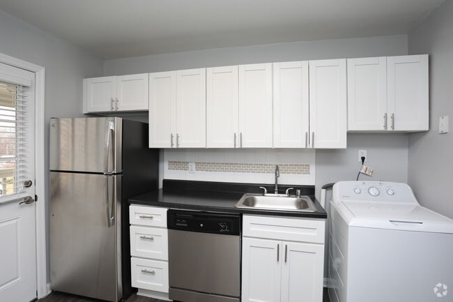 2BR, 1BA - 784 SF