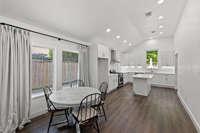 Photo - 3211 Cochran St