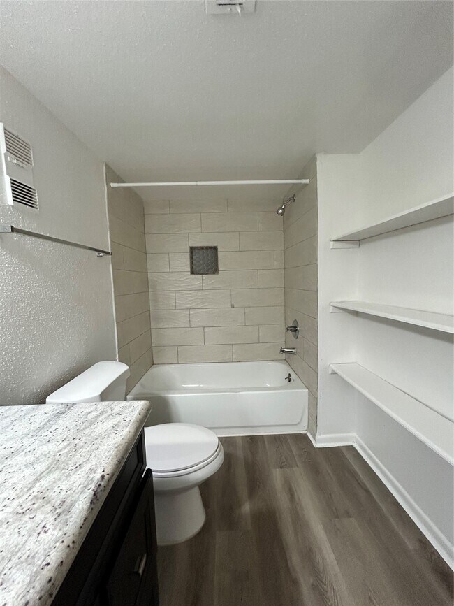 Building Photo - 3901 Woodchase Dr Unit 30 Rental