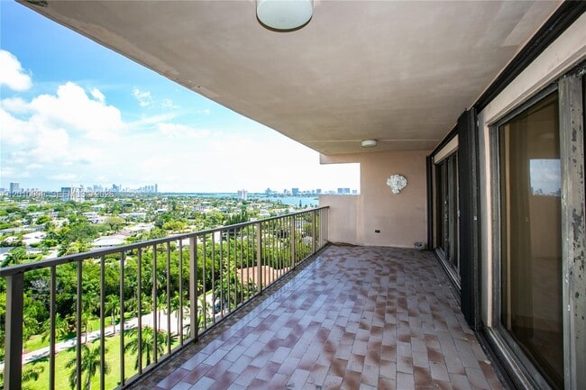 Photo - 1800 NE 114th St Unidad 1502