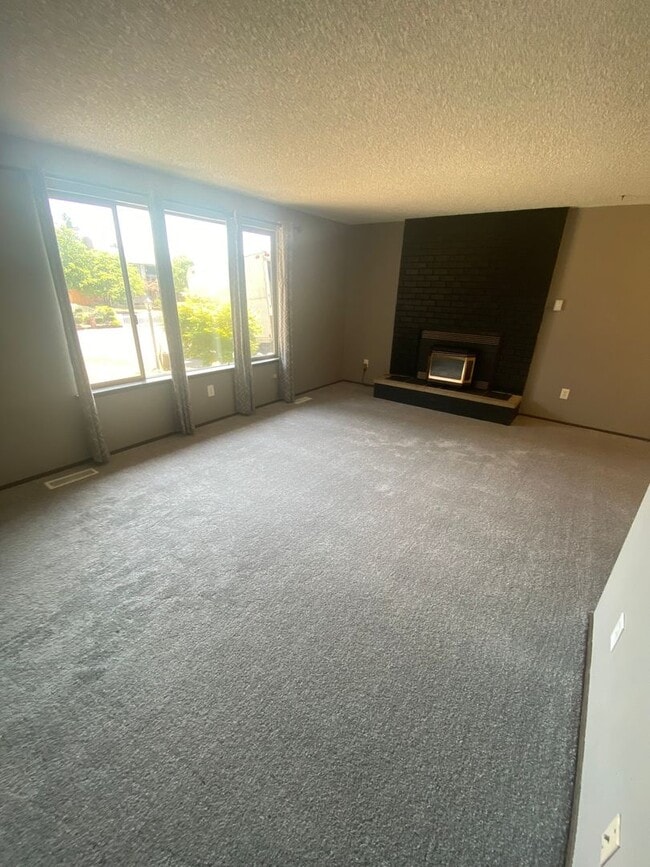 Photo - 1335 Woodglen St NE