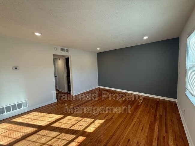 Photo - 304 E Gregory Blvd