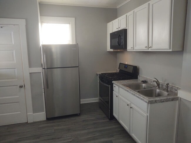 Building Photo - SW 201/203  E Locust Unit SW 203 E Locust St