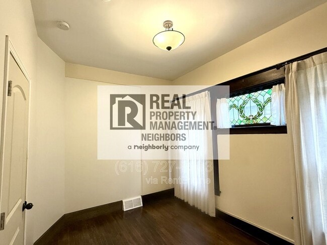 Building Photo - 216 Lafayette Ave NE Unit E