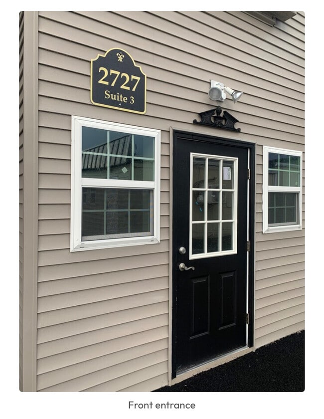 Front Entrance - 2727 N 5th Street Hwy Unit Suite 3