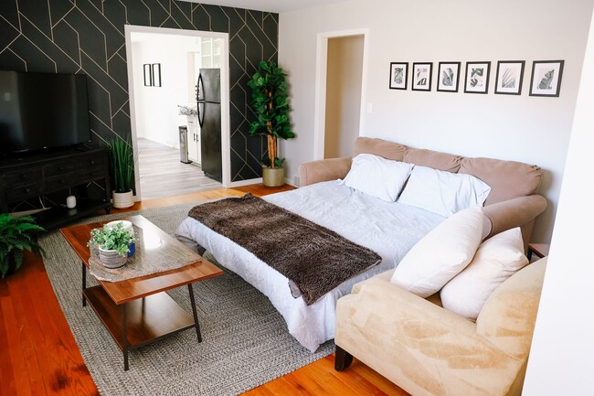 Spacious 3 Bedroom, 2 Bath Duplex with Att... - Spacious 3 Bedroom, 2 Bath Duplex with Att... House