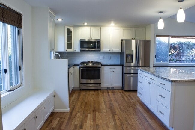 Photo - RENOVATED 3 BED MADISON PARK BUNGALOW W EASY COMMUTE!