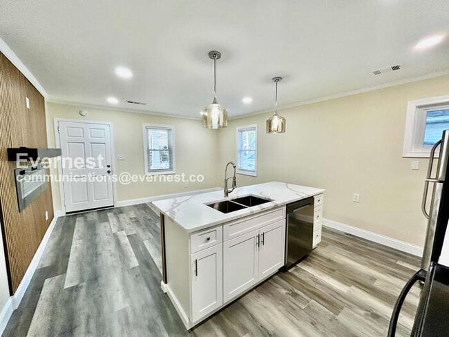 Photo - 1000 Hill St SE