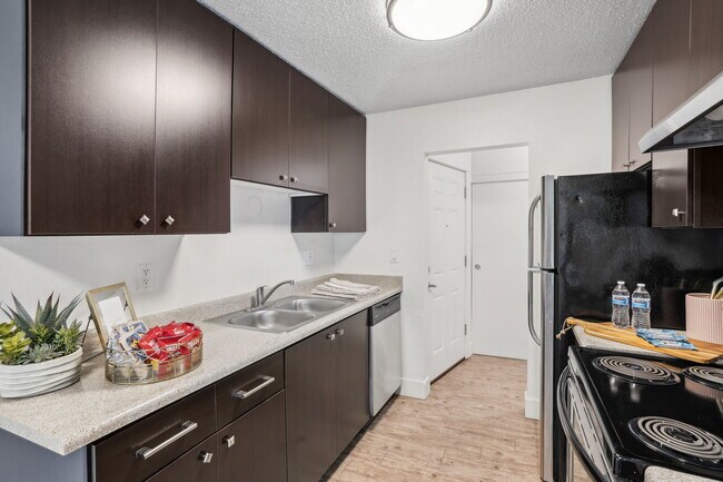 Photo - Beverly Grove Apartments