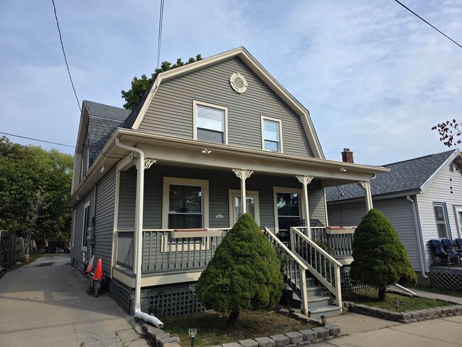 Building Photo - 1214 Hamilton St Unit Upper