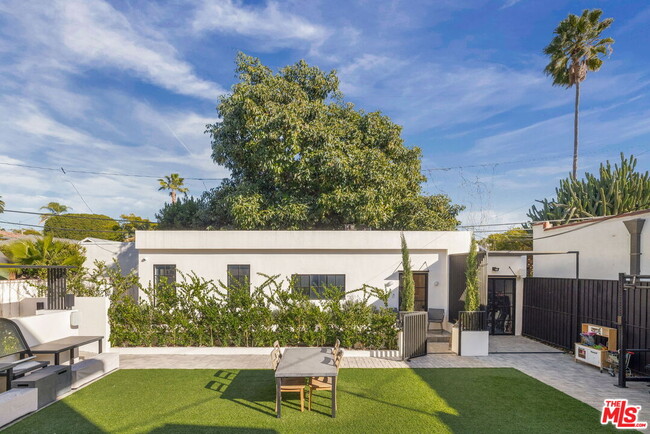 Building Photo - 1142 Poinsettia Dr