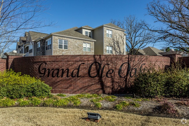 Entrada al Grand Ole Oaks