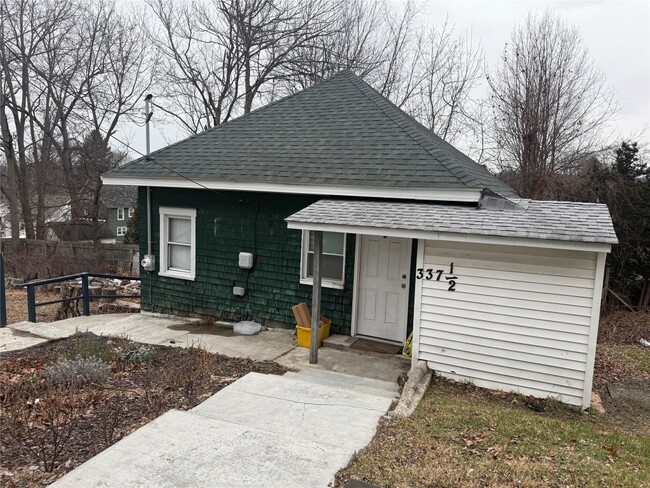 Building Photo - 337 1/2 Riverside Dr Unit E