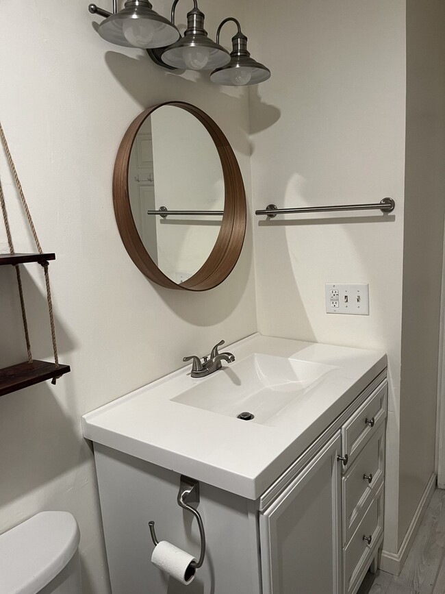 Building Photo - 565 Quaker Ln Unit 127