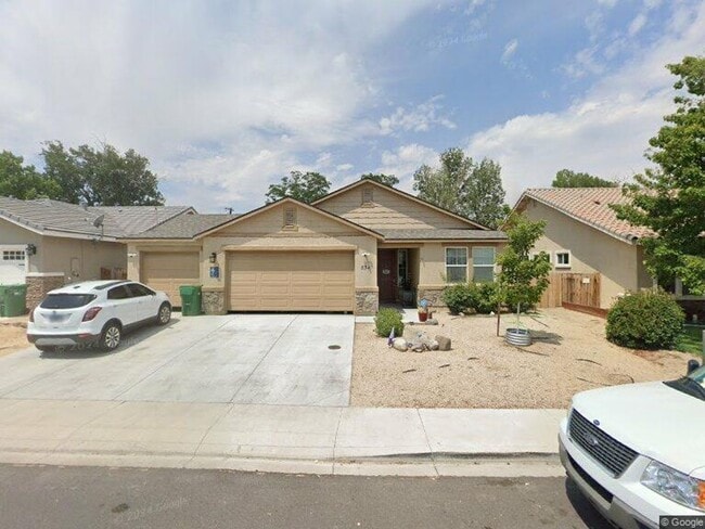 Building Photo - 4 Bedroom/2 Bath Home awaits you nestled in Fernley
