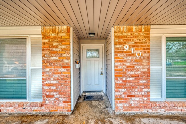 Photo - 910 Redway Ln