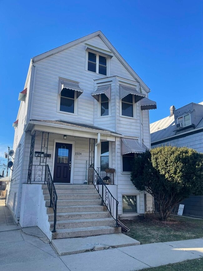 Building Photo - 2324 Clarence Ave Unit 2