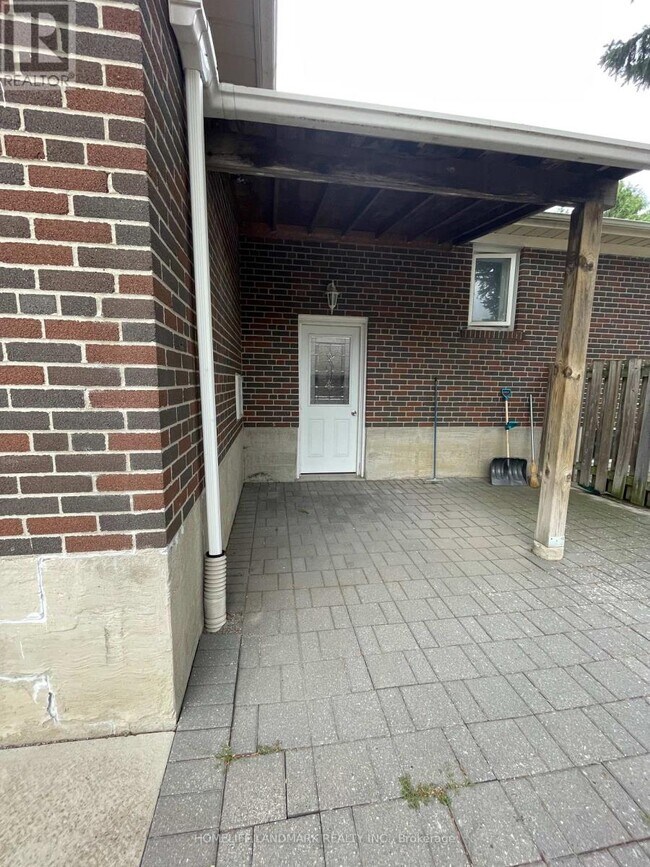 Photo - 124 McNicoll Ave