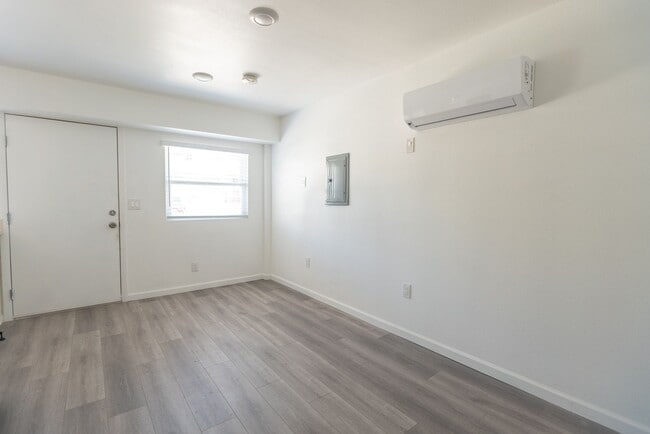 Photo - 3537 Clarington Ave