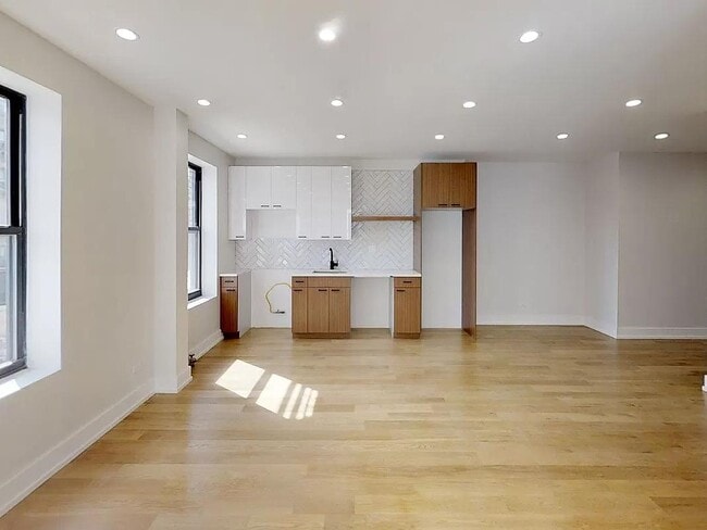 Building Photo - 12 Crown St Unit B08