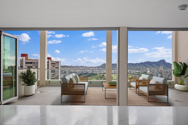 Photo - 555 University Ave