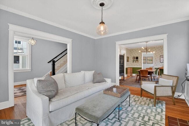 Photo - 3365 Runnymede Pl NW