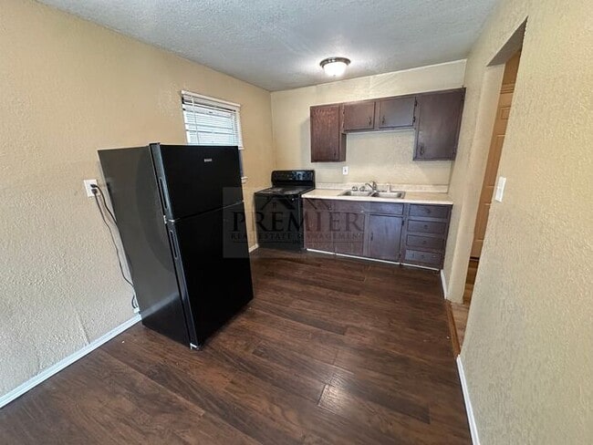 Photo - 4818 Woodend Ave