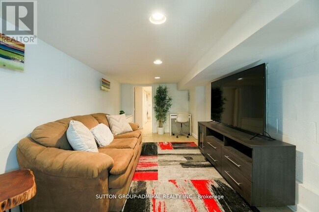 Photo - 70 Carlaw Ave