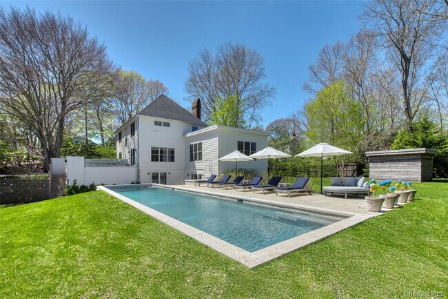 Building Photo - 323 Division St