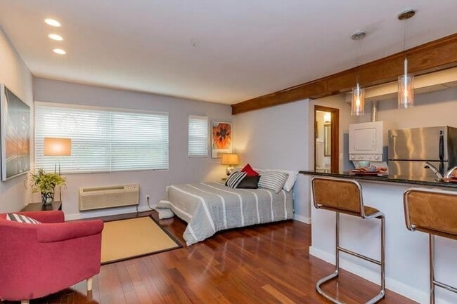 Charming Studio Condo in Shaw! - Charming Studio Condo in Shaw!