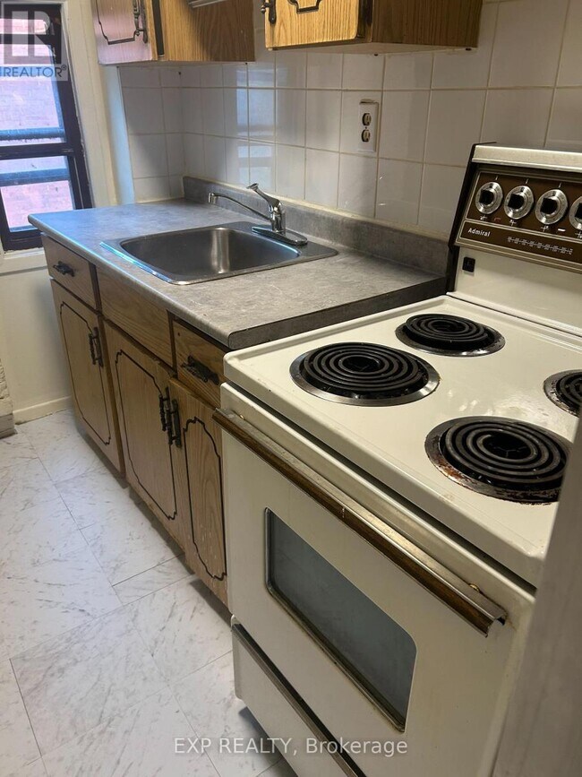 Photo - 263 Dundas St E