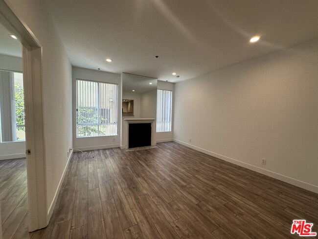 Photo - 8614 Burton Wy Unit 302