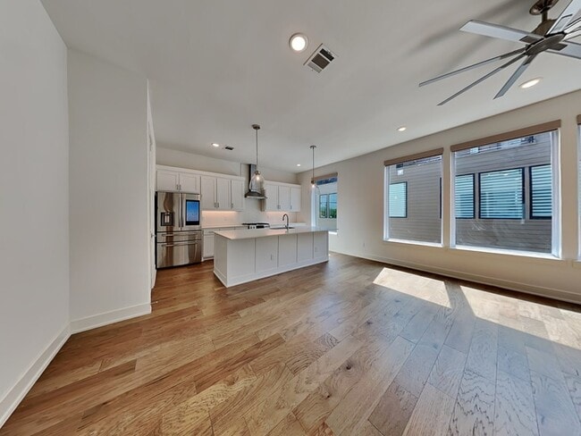 Photo - 129 E Oscar Dr