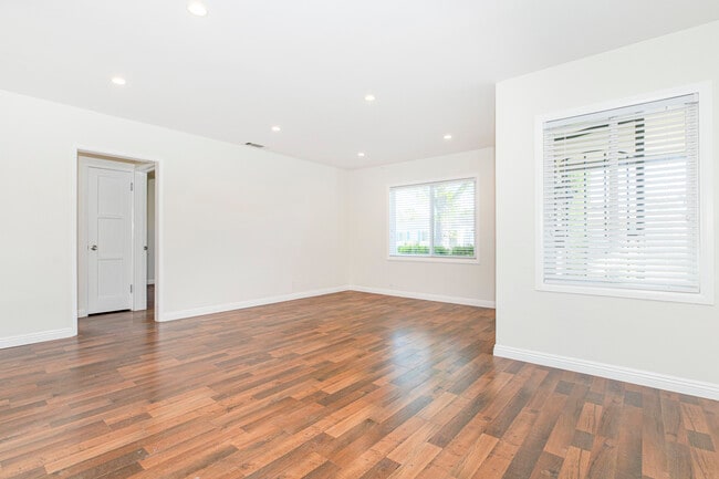 Photo - 17425 Emelita St