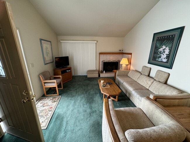 1800 Club House Dr