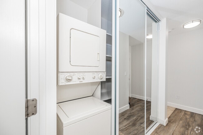 2BR, 2BA - 1,003SF washer