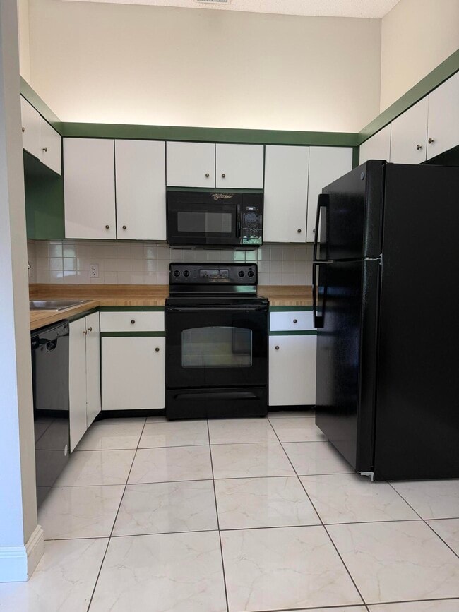 Photo - 13811 Oneida Dr Unidad H2