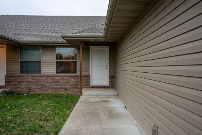 Photo - 3 Bedroom Duplex with a fenced in yard in Battlefield, MO